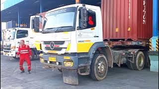 PARKIR truk trailer.
