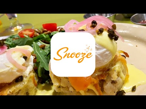 Vídeo: Bacon Blanket Biscuit Benny Recipe From Snooze, An A.M Eatery