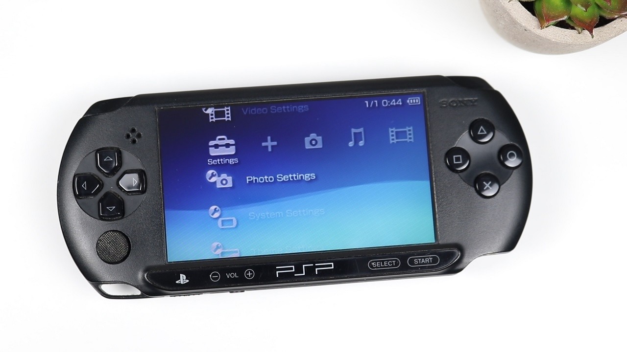 The Black Sheep of The PSP Family /// PSP Street (E1000)