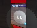 自販機からデイジーを救出するドナルドダック(声真似)