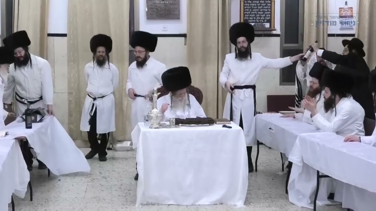 מוצאי יום כיפור תשפ"ד במודז'יץ - ריקוד קביעת מזוזה, וקדיש תשפ"ד
