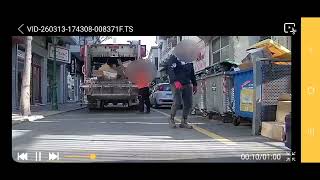 Ανακυκλώσιμα και συμβατικά σκουπίδια ρίχνονται μαζί στο ίδιο όχημα