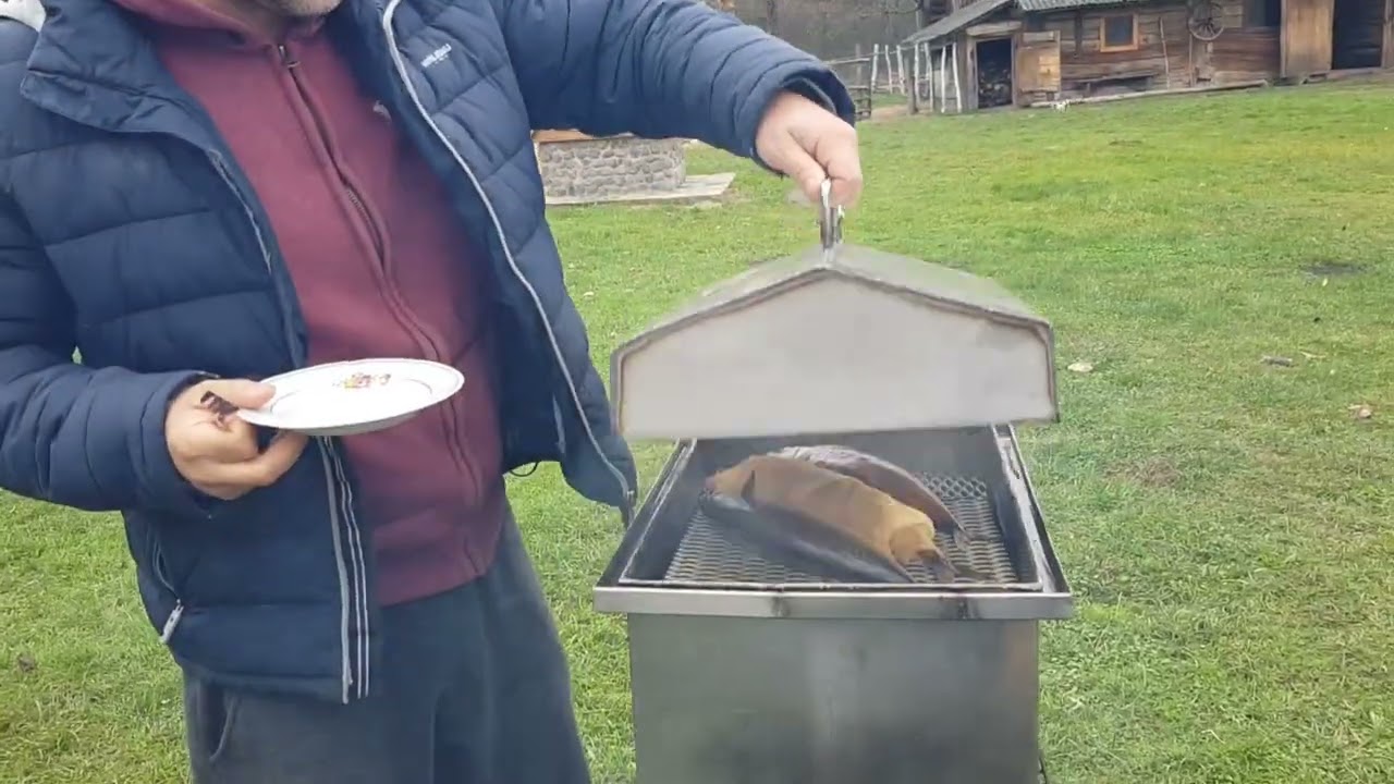 Нам подарили САМОДЕЛЬНУЮ коптильню. Горячее копчение ВПЕРВЫЕ в жизни!