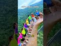お母さん、なぜそこに登ったの！ 🤔🏞️