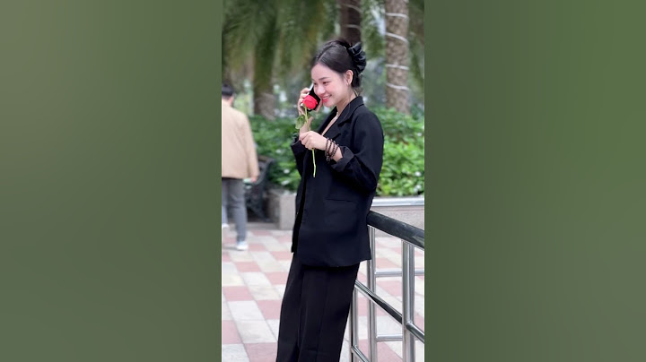 I Surprised Strangers With Flowers! Their Reactions Are Priceless!  #shorts #dzkindness