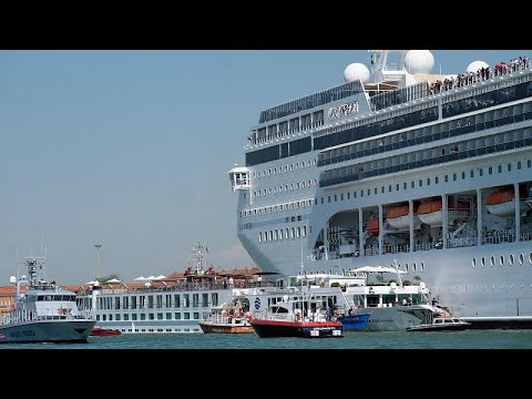 Panik in Venedig: Kreuzfahrtschiff kracht in Touristenboot