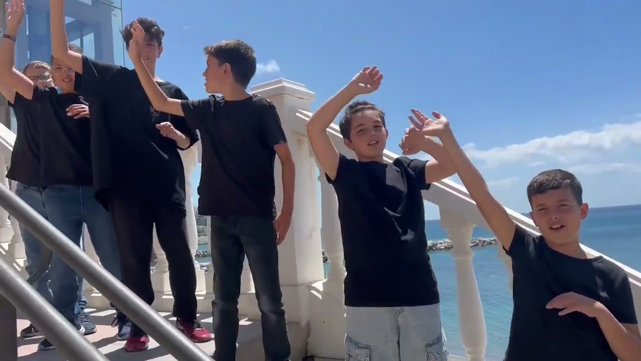 Con la mano levantada. CEIP Mare Nostrum. Ceuta