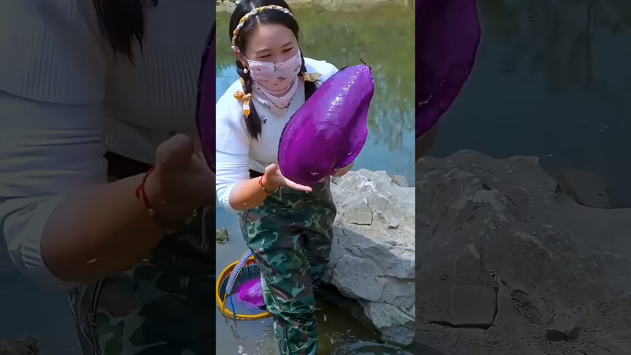 What a beautiful pearl Chinki found in the oyster 