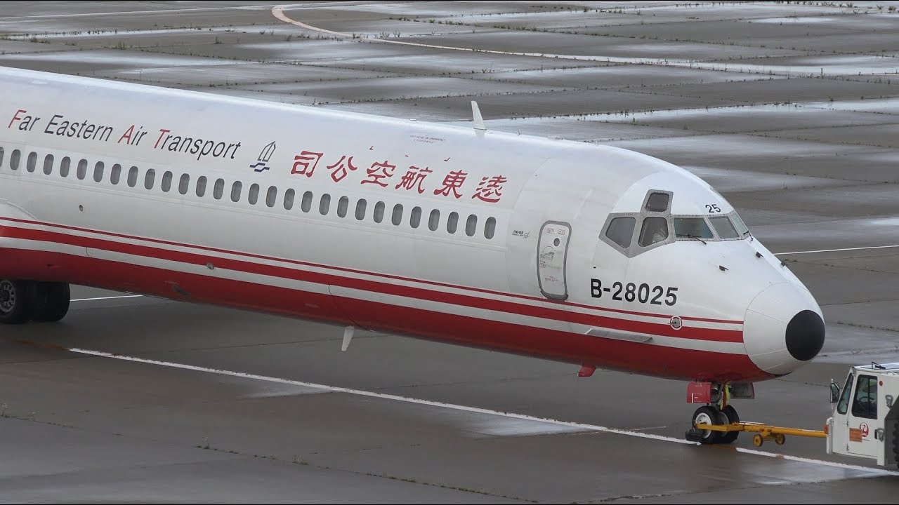 遠東航空 Far Eastern Air Transport MD-83 B-28025 Pushback and
