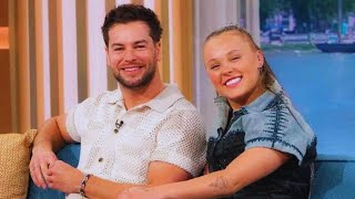 Chris Hughes & Jojo Siwas Pda Snap Inside Their Blossoming Romance & What It Means