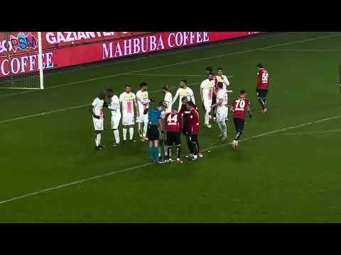 GAZİANTEP FK. - Kayserispor penaltı frikik pozisyonu