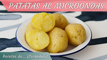 ¿Es mejor hervir una patata o calentarla en el microondas?