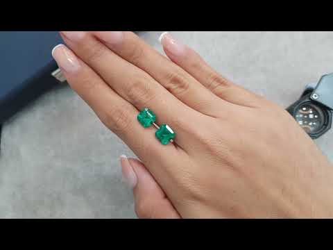Pair of vibrant Muzo Green emeralds octagon cut 3.55 ct, Colombia Video  № 1