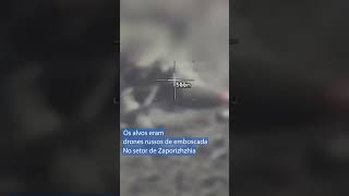 Um robô está caçando drones no campo de batalha