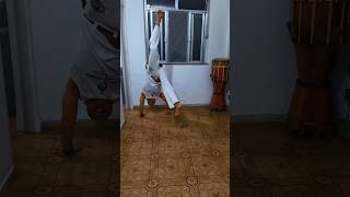 Learning Capoeira at home #onlineclasses #capoeira #onlinecoach #dailypractice #strength