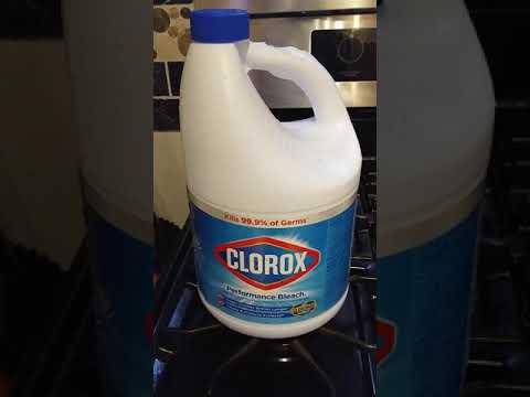 HOW TO FIX A CLOGGED DRAIN WITH HOT WATER N BLEACH!!! COMO DESTAPAR UN LAVADERO!!!