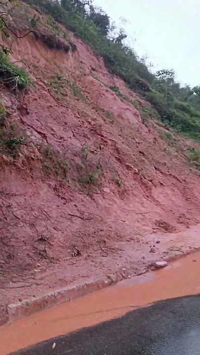 Cuidado.. deslizamento na entrada de Macaé 28/08.