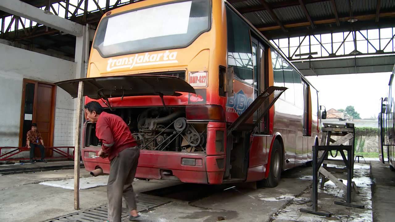 NET12 - Bus Transjakarta tak layak masih beroperasi, bengkel kekurangan mekanik dan suku cadang