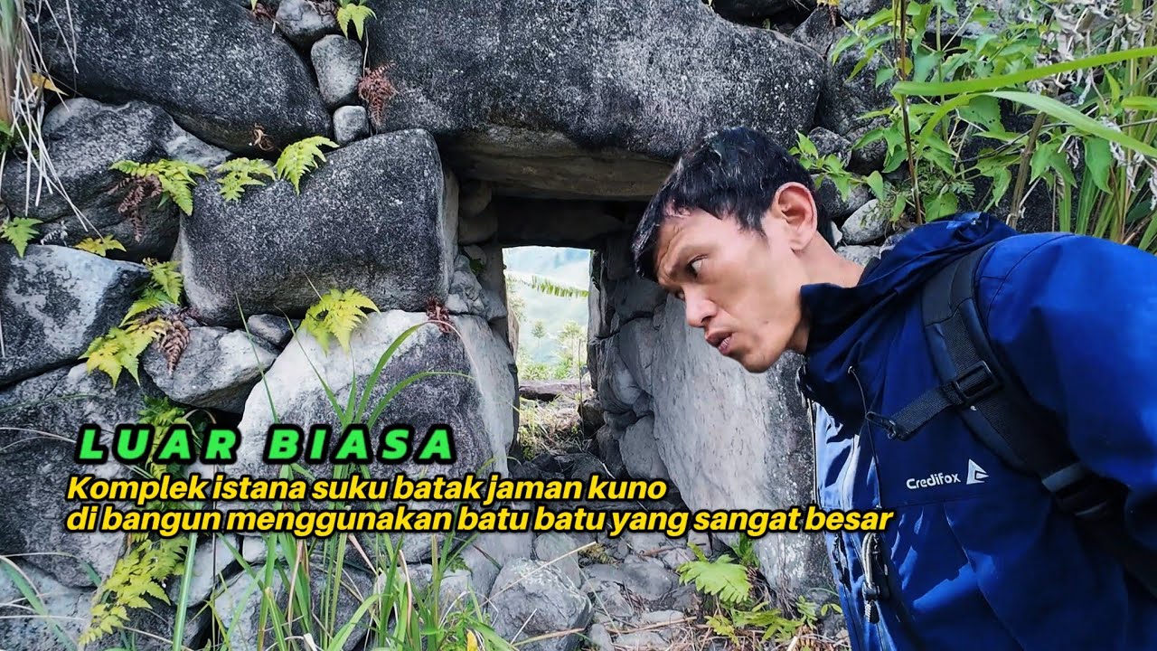 Menjelajahi bekas perkampungan kuno suku batak yang di bangun di lereng gunung yang ekstrim