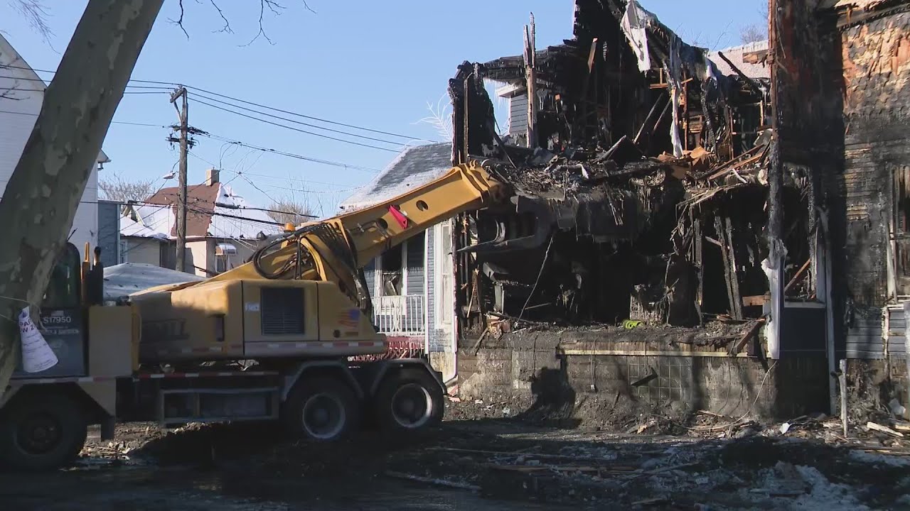 Dozen people displaced after apartment building fire on West Side - YouTube