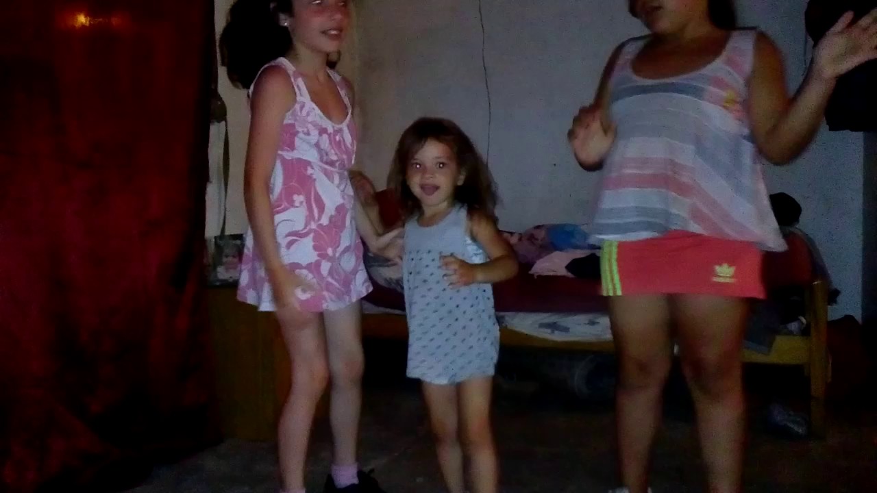 Niñas De 7 Y 8 Le Enseñan A Bailar A Una De 3 Youtube 