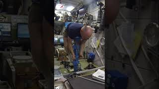 Как взвесить #космонавт? /How to weigh an #cosmonaut?/ #shorts #роскосмос #мкс #iss #космос #space