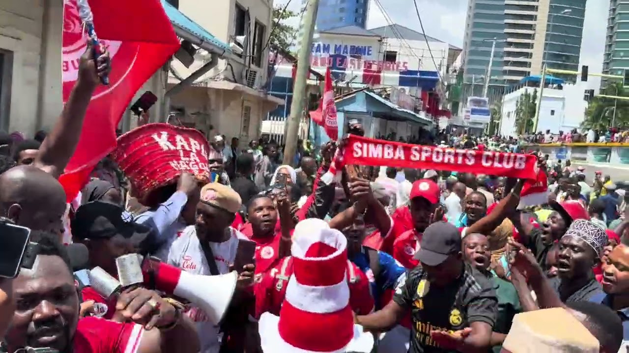 VAIBU LA MASHABIKI WAKIIPOKEA TIMU IKITOKEA ZANZIBAR KWENYE MCHEZO WA LIGI KUU DHIDI YA YANGA