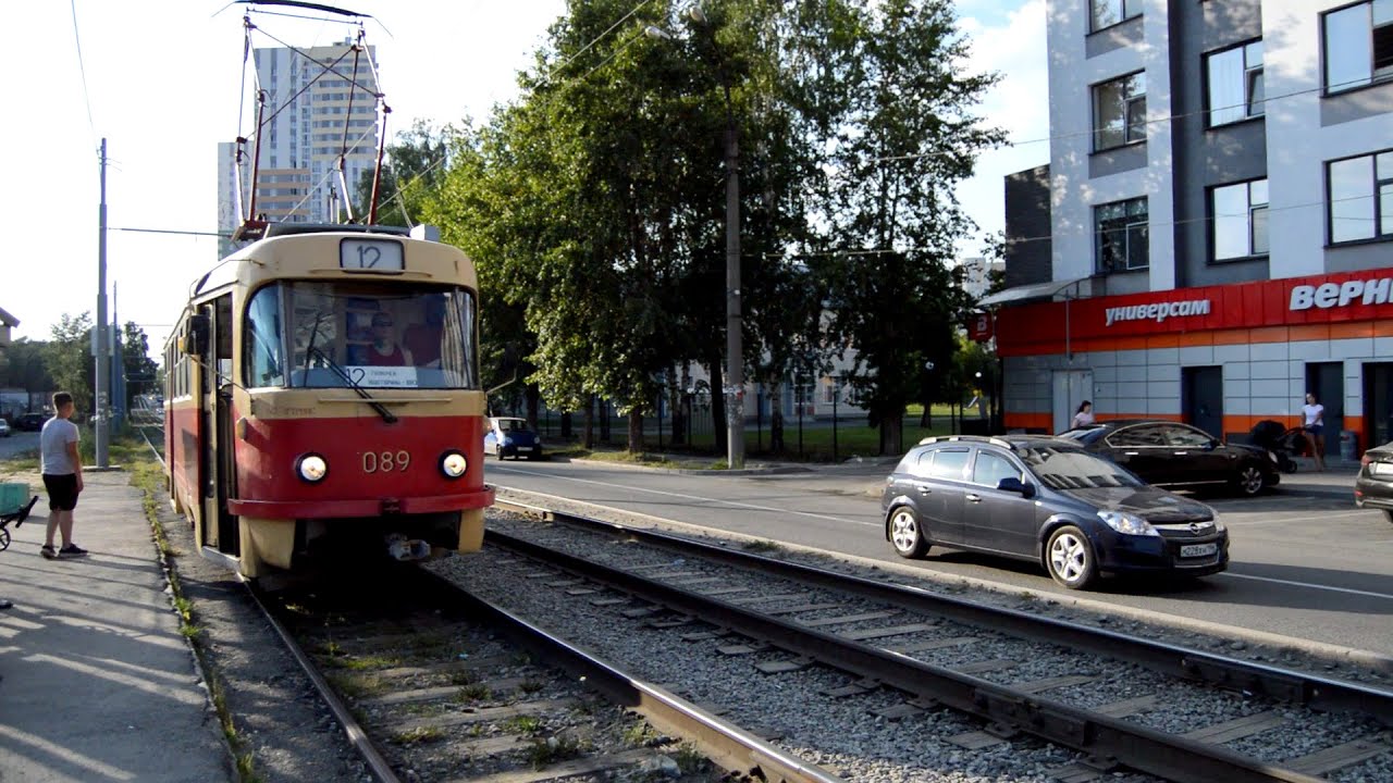 Трамваи на остановке Кишиневская в Екатеринбурге