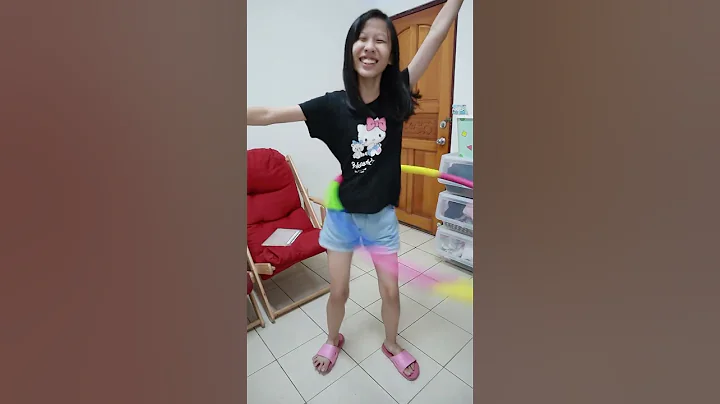 一般人玩呼拉圈VS蕾爸蕾媽玩呼啦圈 [蕾蕾TV] [Lei Lei TV] ＃搞笑 #fitness #funny - 天天要聞