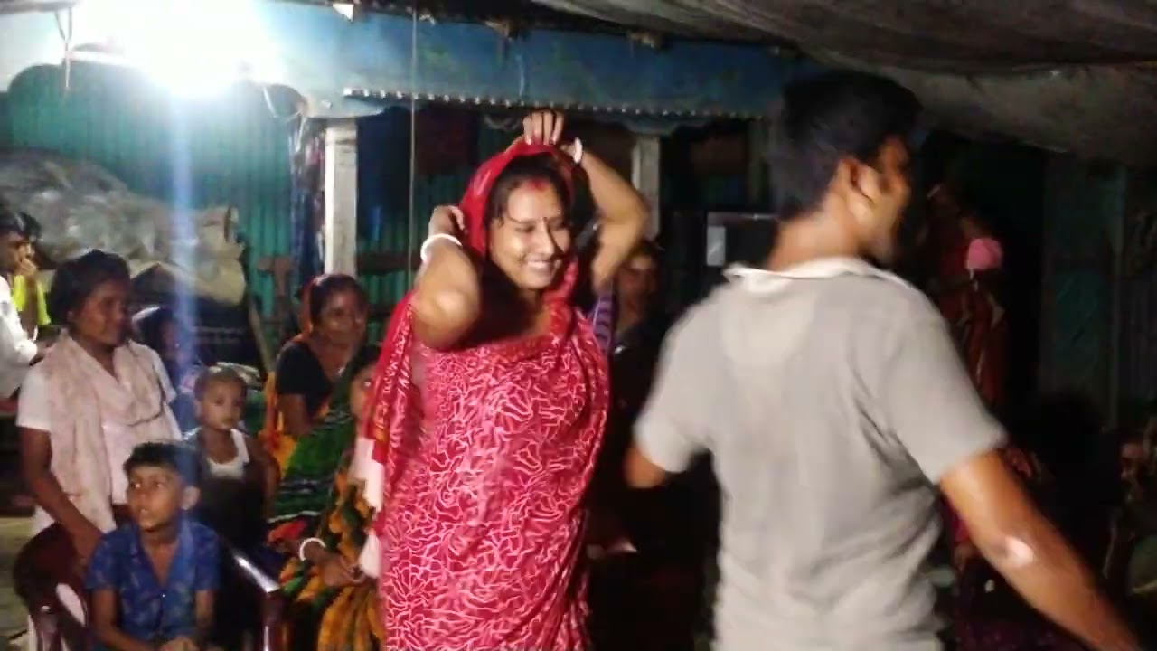 বড় ভাইয়ের বিয়ের মধ্যে অসাধারণ নাচ করলে ছোট ভাই ও তার বউ।