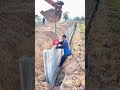 os pedreiros que trabalham nesta empreiteira estão fazendo muro de arrimo com plaquetas de concreto