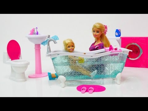 Barbie ve Ken banyo eşyalarını yerleştiriyorlar. Kukla oyunu
