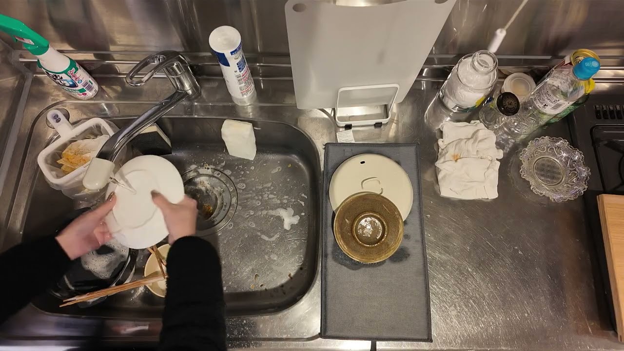 皿を洗う