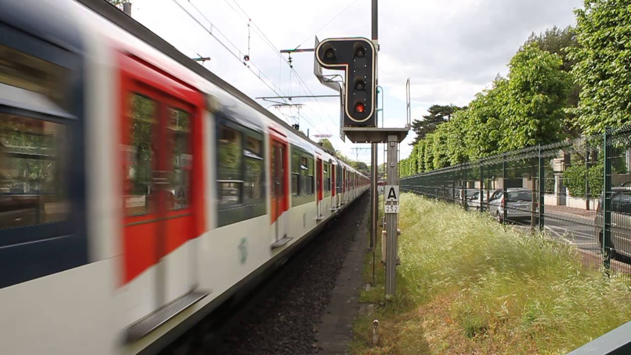 RER A - Arrivée d'un MS61 en gare du Vésinet - Centre