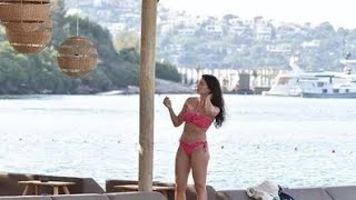 Burcu Özberk Giydiği Bikini İle Plajın Tozunu Attırdı