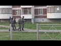 Кадры силовиков с оружием на прилегающих к казанской школе улицах