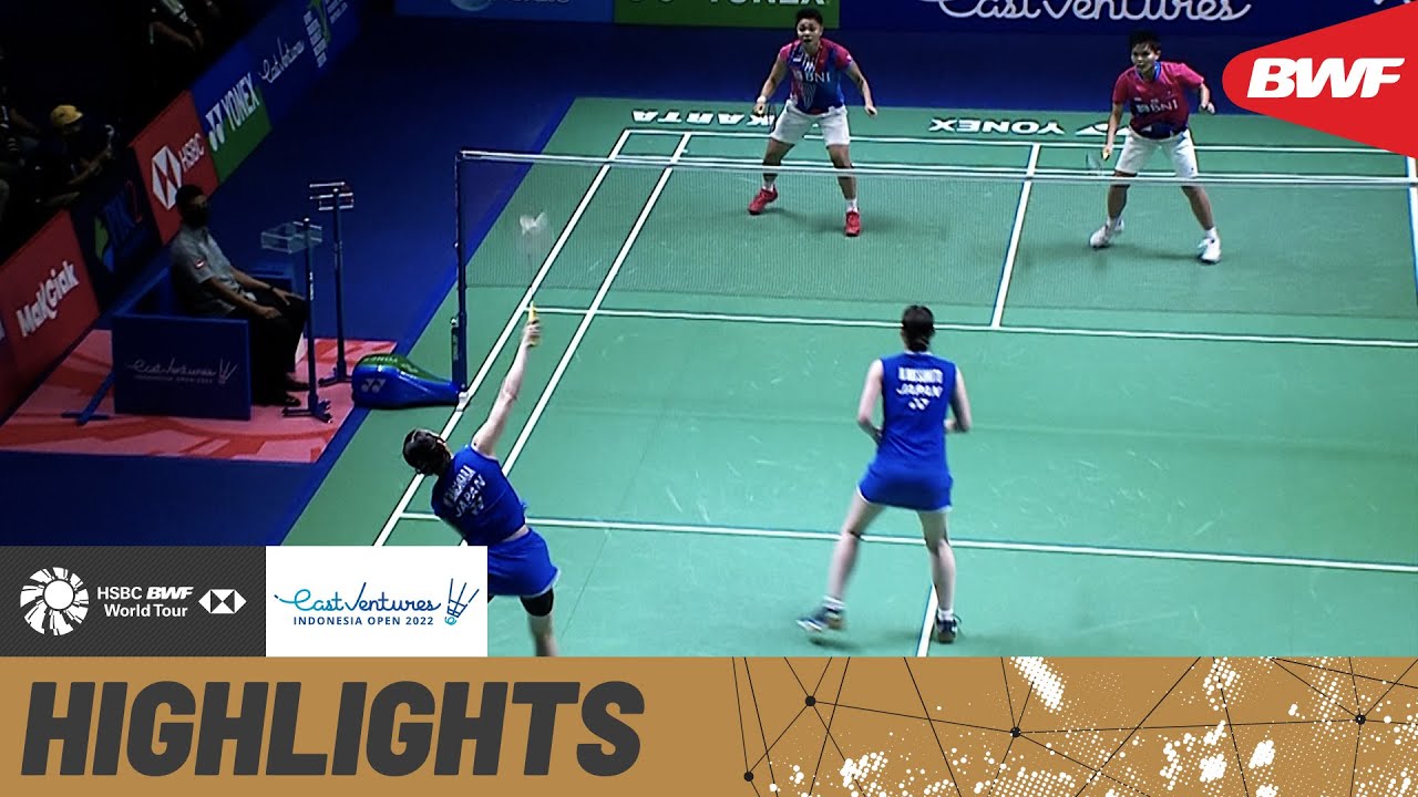 Rahayu/Ramadhanti and Matsumoto/Nagahara take to the court at the Istora Senayan stadium