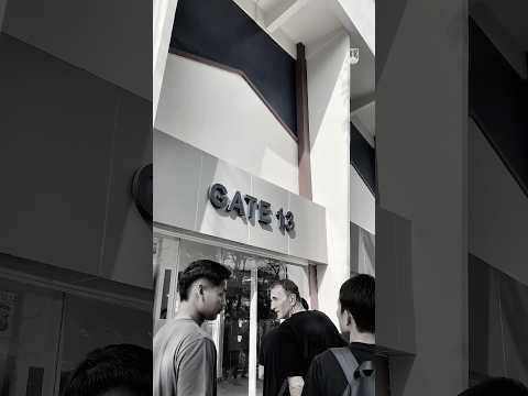 Menundukan kepala sejenak untuk memberikan penghormatan bagi para korban Tragedi Kanjuruhan. 🥀