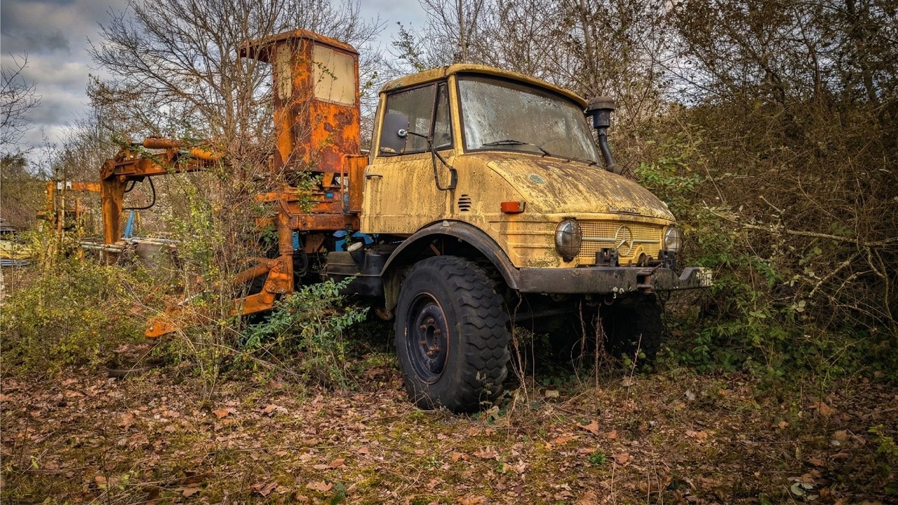 Sauvetage : Mercedes UNIMOG 416 pelle rétro abandonné