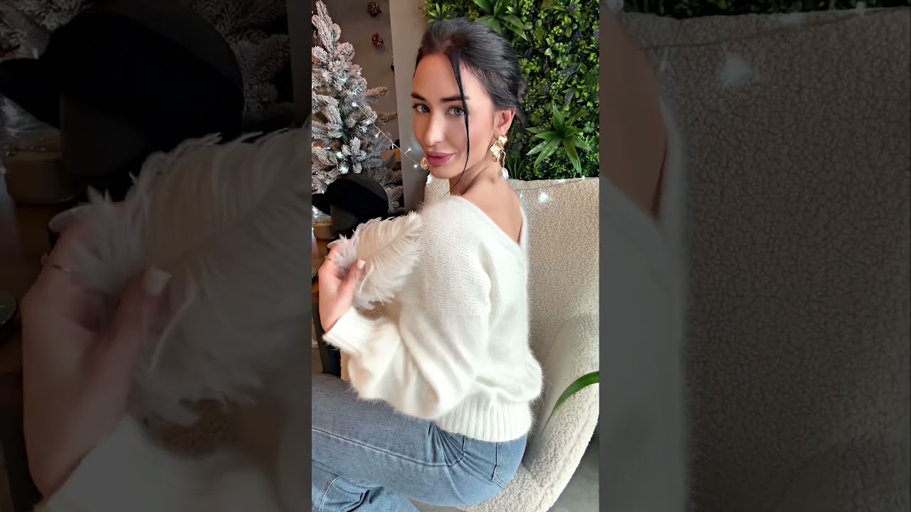 Angora wool, hand knit, V-sweater, by Franka 🫰🏽