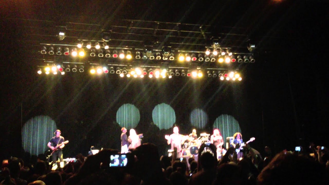 video to gif The B-52's - Private Idaho @HSBC Brasil - São Paulo, Brazil (05/10/2013)