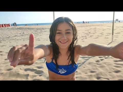 Loli en  la Playa de Cádiz , jugando en la arena.