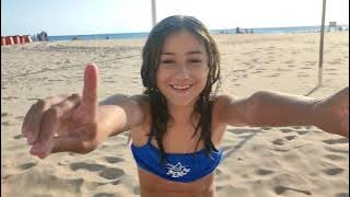 Loli en  la Playa de Cádiz , jugando en la arena.