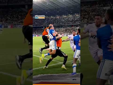 Batalla campal en Brasil entre Cruzeiro y Atlético Mineiro; 23 expulsados ⚽️😥