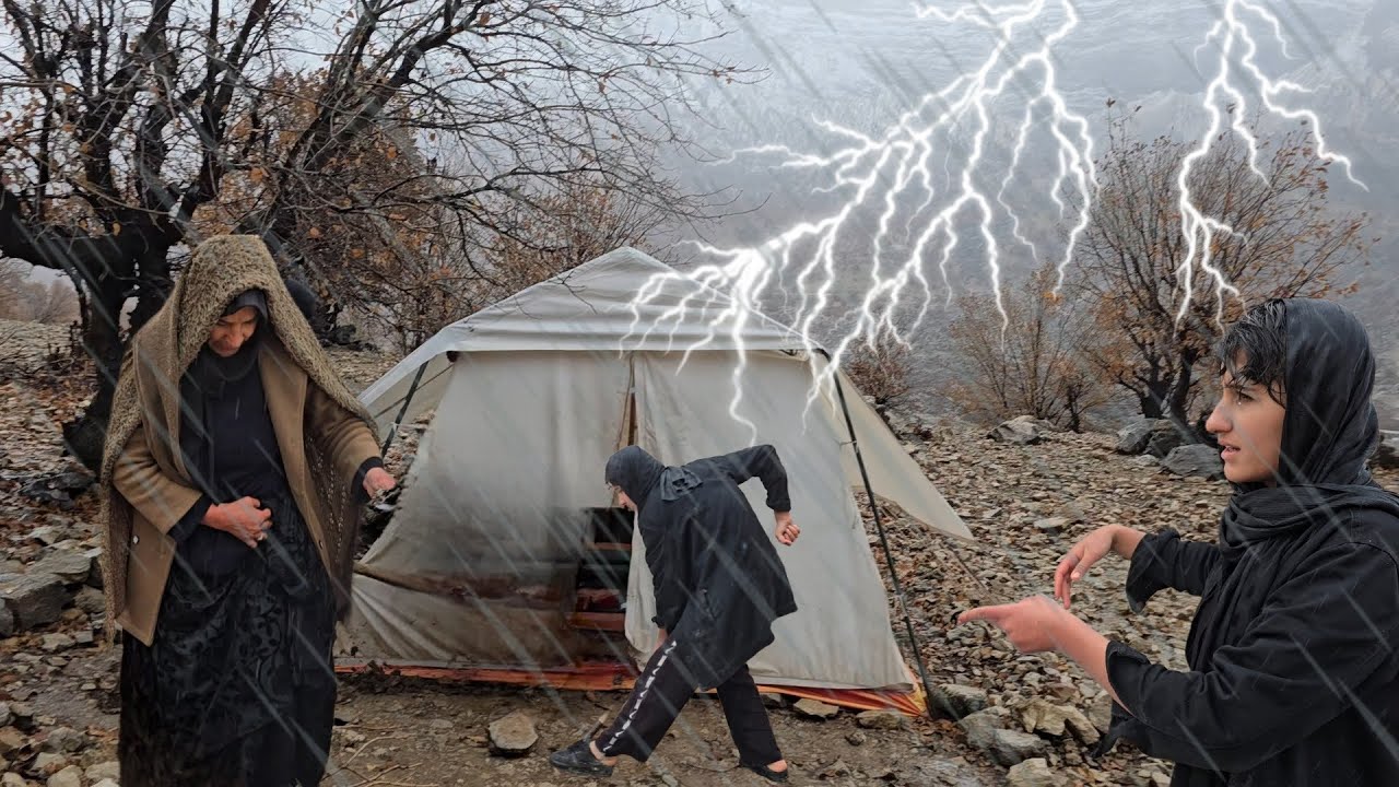 🌧️ Борьба с сильным ливнем: Отважные мать и дочь-кочевницы против суровой природы 🏔️🏕️
