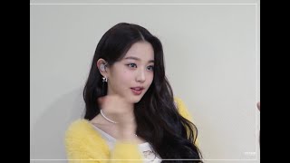 후면캠으로 사진찍는 장원영