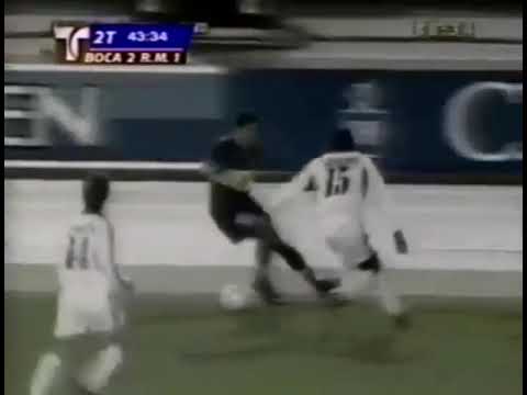 رومان ريكيلمي يتلاعب بالمدافع جيريمي في كأس انتر كونتننتال عام 2000 بين بوكا جونيورز و ريال مدريد
