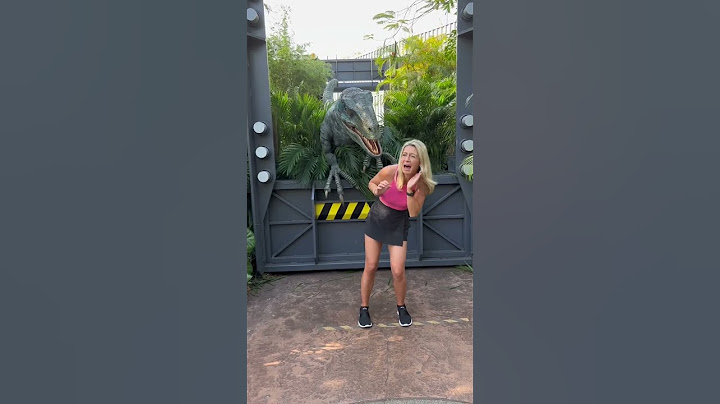 😱DINOSAUR ATTACKS Girl in Jurassic Park #shorts