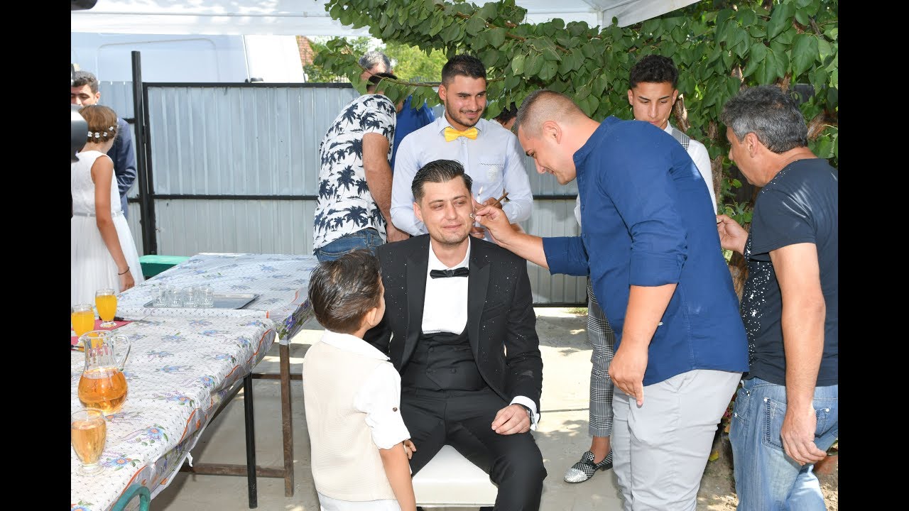 02 TRADITII  -  Barbieritul mirelui in curte  -  Nunta Live !