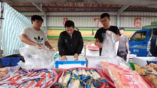 1227-5午仔魚太多人要 美女沒買到說你們只有一箱嗎 結果又廷哥包完後說剩這些午仔魚的冰塊有人要嗎 哈哈哈 嘉義趙又廷海鮮拍賣星期日馬光黃昏市場